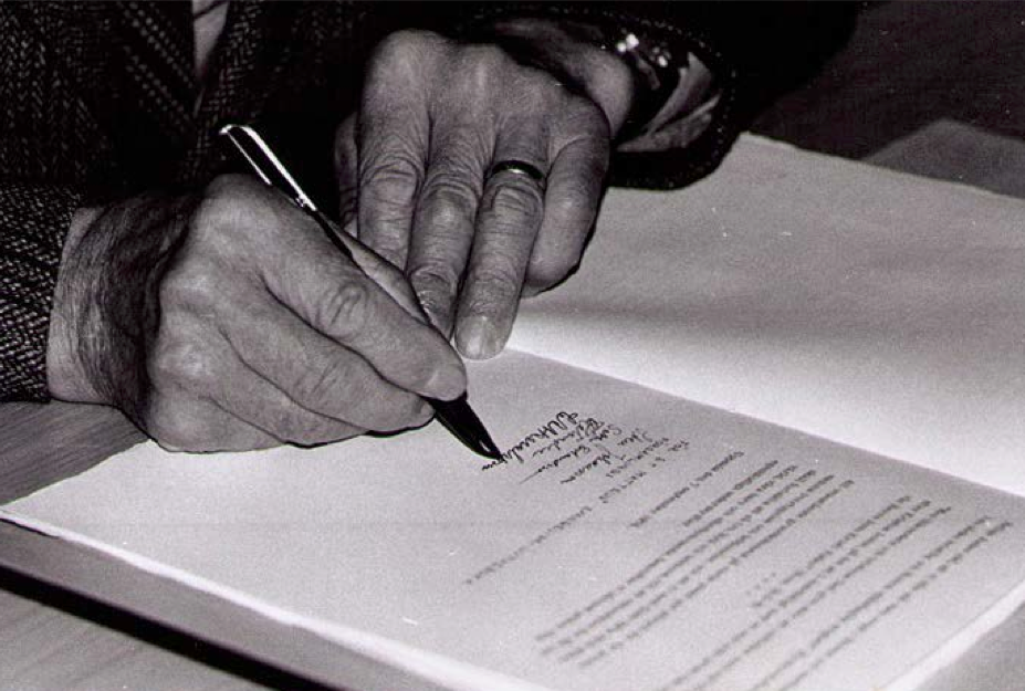 LBK - C.A. Åkerström från Ursviken undertecknar LBKs grunddokument 7 sept. 1974